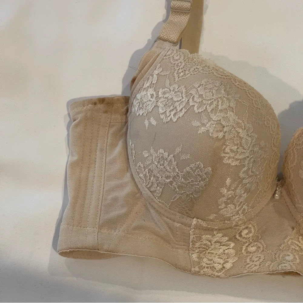 NWOT Nude Lace Underwire Bra Elegant Full Support Lingerie